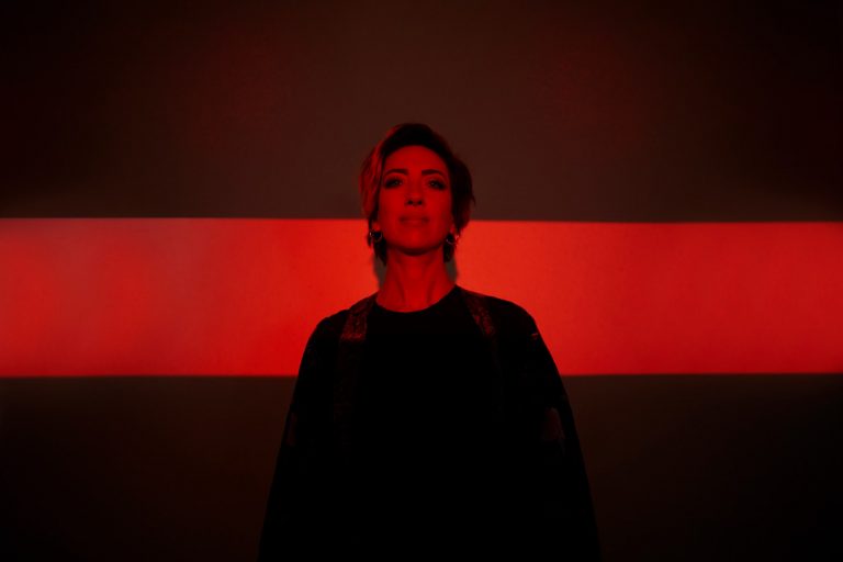 Eva Gardner lança o poderoso EP ‘Darkmatter’