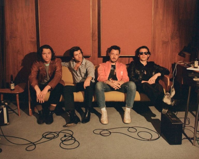 Arctic Monkeys lança ‘There’d Better Be A Mirrorball’