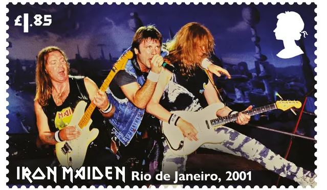 Um dos 12 selos do Iron Maiden, mostrando Dave Murray, Bruce Dickinson e Janick Gers no Rio de Janeiro, janeiro de 2001