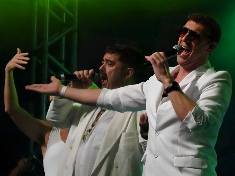 Hermes e Renato + Massacration celebram carnaval com mescla de ritmos em show na Audio