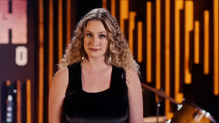 Karina Menasce, vocalista do Allen Key, brilha no ‘Canta Comigo’ e avança para a semifinal