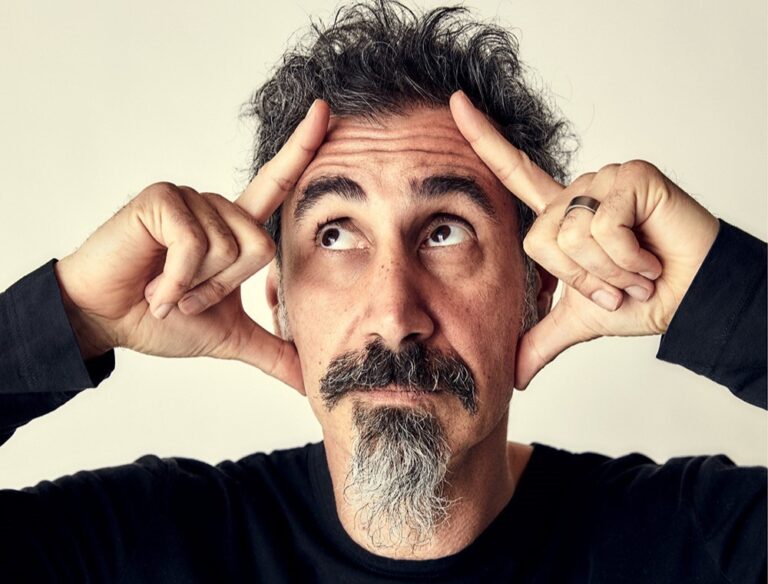 Serj Tankian lança autobiografia abordando genocídio armênio e trajetória do System Of A Down