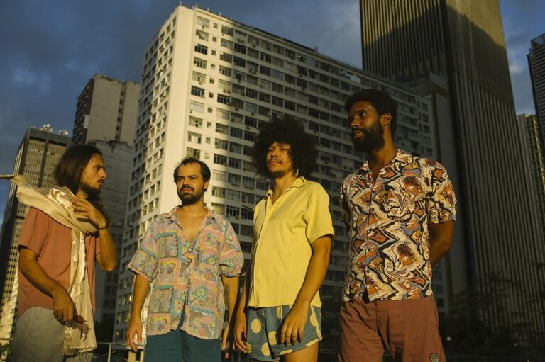 Boogarins celebra 10 anos do álbum ‘As Plantas que Curam’ no Casarão Studio, em Piracicaba (SP)