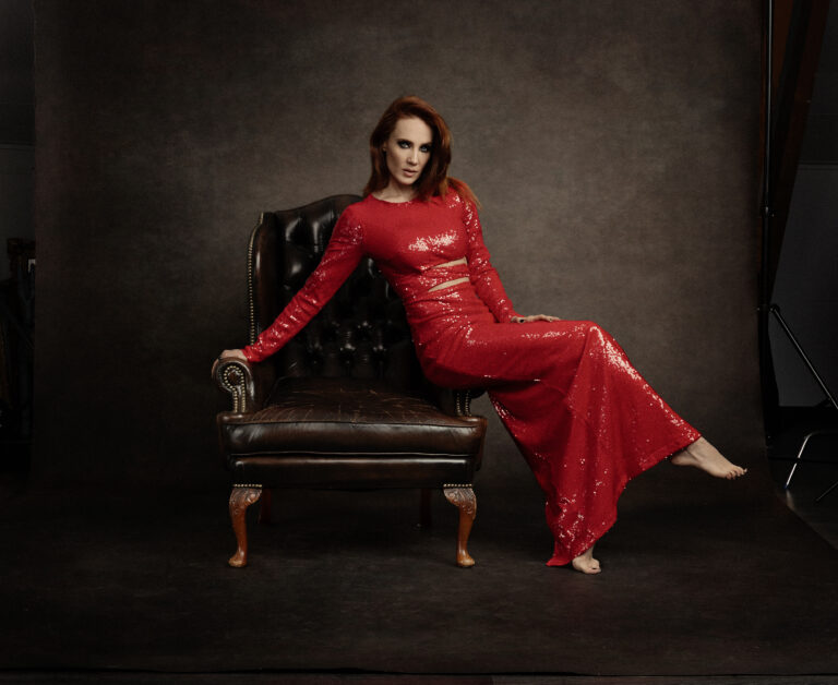 Simone Simons: primeiro álbum solo da vocalista do Epica, intitulado “Vermillion”, já disponível no Brasil