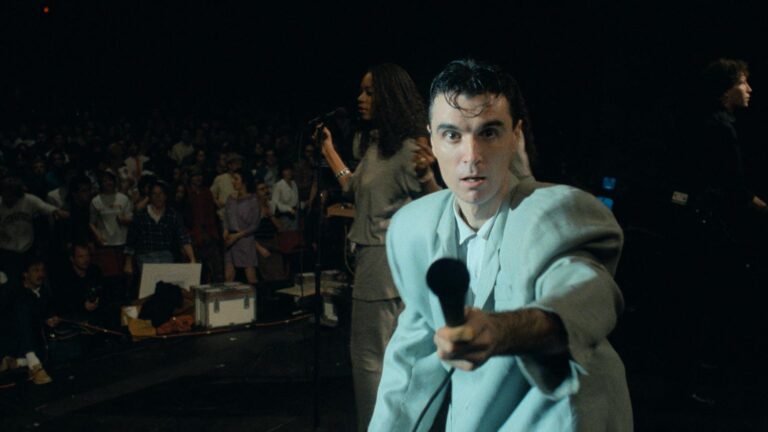 Cartaz nacional de Stop Making Sense, filme-concerto da banda Talking Heads, é divulgado