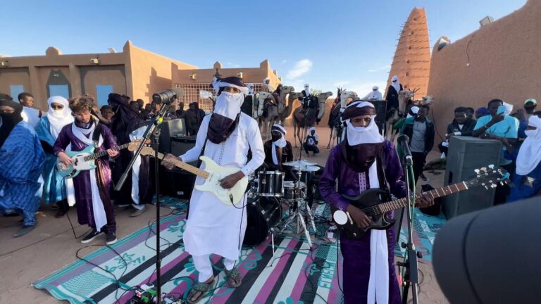 Mdou Moctar compartilha “The Agadez Folders: Live at Sultan’s Palace”