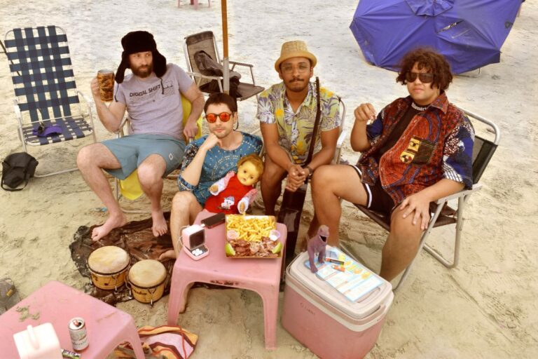 Com humor e sintetizadores, a banda indie Rã lança álbum de estreia; ouça “Praia Grande Shore”